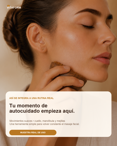 GlowLift en uso: masaje facial suave en mandíbula y cuello